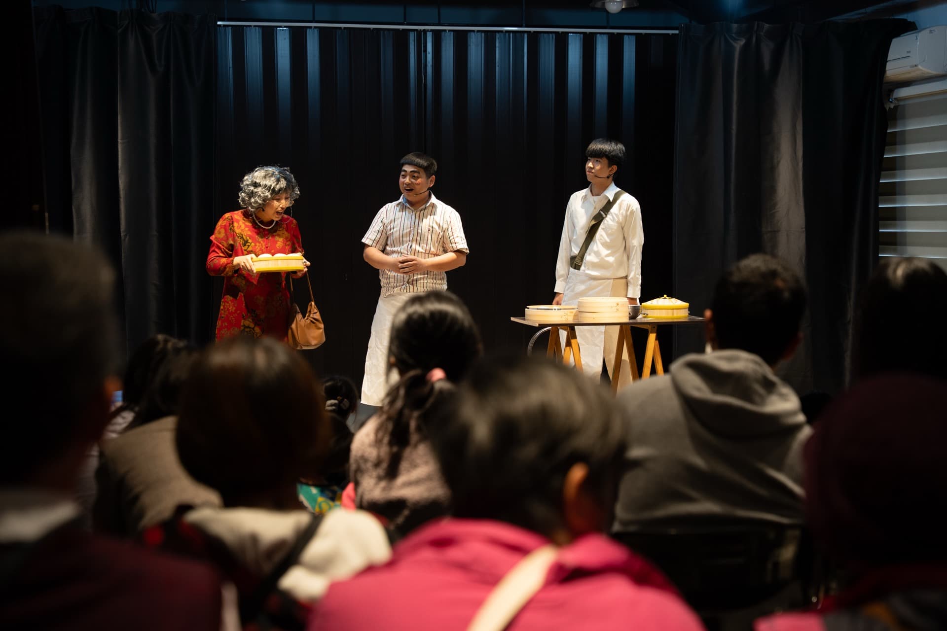 晟心誠藝劇團三位演員舞台演出